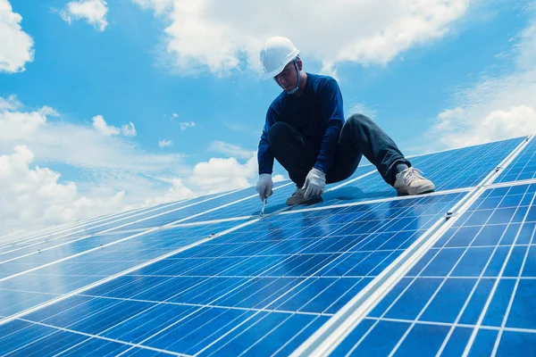 Equipo Ingenieros Que Trabaja Reemplazo Del Panel Solar Planta Energía — Foto de Stock
