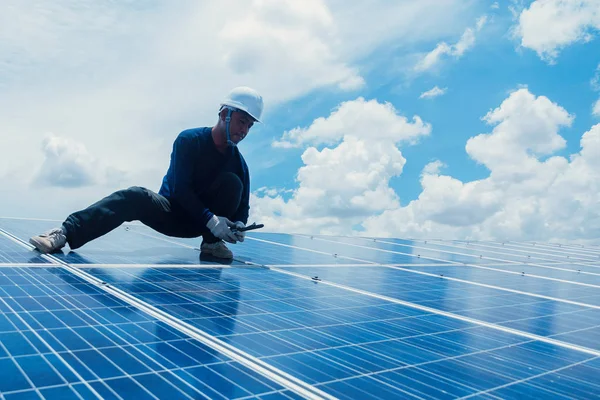 Equipo Ingenieros Que Trabaja Reemplazo Del Panel Solar Planta Energía — Foto de Stock