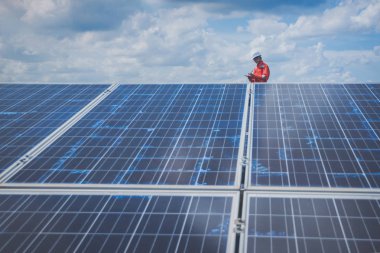 İşletme ve bakım güneş enerjisi santrali içinde; mühendislik ekibi çalışma kontrol ve bakım güneş enerjisi santrali, yenilik lif için yeşil enerji için güneş enerjisi santrali