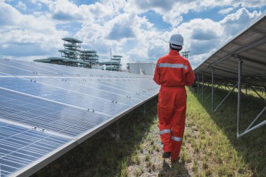 İşletme ve bakım güneş enerjisi santrali içinde; mühendislik ekibi çalışma kontrol ve bakım güneş enerjisi santrali, yenilik lif için yeşil enerji için güneş enerjisi santrali