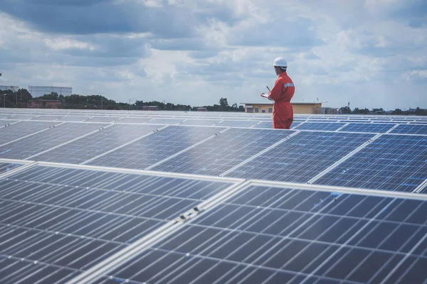 Operación Mantenimiento Planta Energía Solar Equipo Ingeniería Que Trabaja Control — Foto de Stock