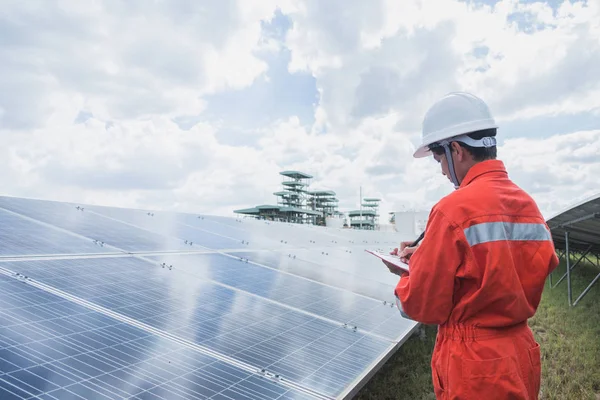 Operación Mantenimiento Planta Energía Solar Equipo Ingeniería Que Trabaja Control — Foto de Stock