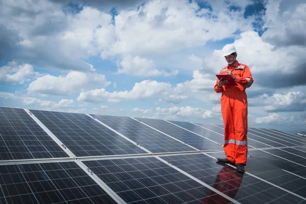 Üzemeltetési Karbantartási Naperőmű Mérnöki Csapat Dolgozik Ellenőrzése Fenntartása Napenergia Erőmű — Stock Fotó