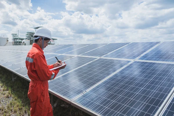 Üzemeltetési Karbantartási Naperőmű Mérnöki Csapat Dolgozik Ellenőrzése Fenntartása Napenergia Erőmű — Stock Fotó