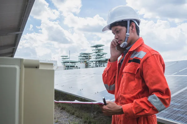 操作とメンテナンスで太陽光発電 チェックし太陽光発電のメンテナンス Lif のグリーン エネルギーの技術革新の太陽光発電に取り組んでいるエンジニア リング チーム — ストック写真