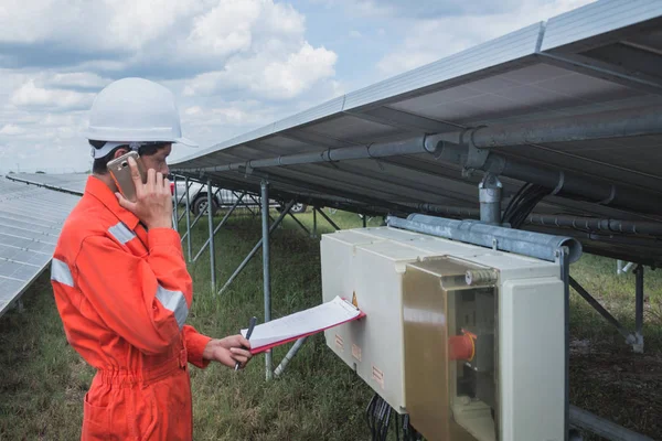 Operación Mantenimiento Planta Energía Solar Equipo Ingeniería Que Trabaja Control — Foto de Stock