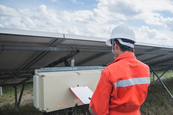 Operación Mantenimiento Planta Energía Solar Equipo Ingeniería Que Trabaja Control — Foto de Stock