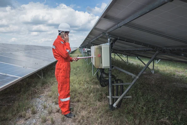 Operación Mantenimiento Planta Energía Solar Equipo Ingeniería Que Trabaja Control — Foto de Stock