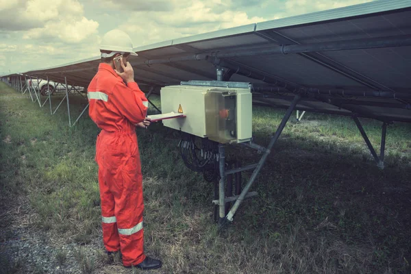 Operación Mantenimiento Planta Energía Solar Equipo Ingeniería Que Trabaja Control — Foto de Stock