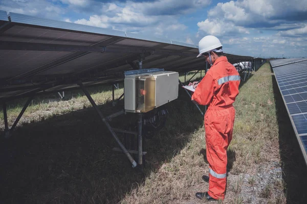 Üzemeltetési Karbantartási Naperőmű Mérnöki Csapat Dolgozik Ellenőrzése Fenntartása Napenergia Erőmű — Stock Fotó