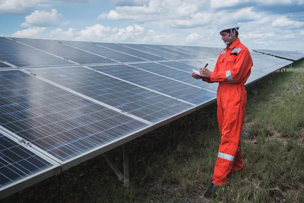 Operación Mantenimiento Planta Energía Solar Equipo Ingeniería Que Trabaja Control — Foto de Stock