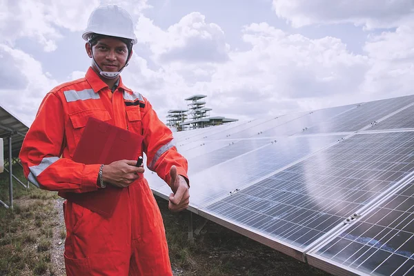 Operación Mantenimiento Planta Energía Solar Equipo Ingeniería Que Trabaja Control — Foto de Stock