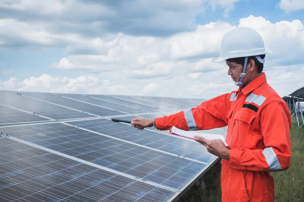 Drift Vedlikehold Solkraftanlegg Ingeniørteam Som Arbeider Med Kontroll Vedlikehold Solkraftanlegg – stockfoto