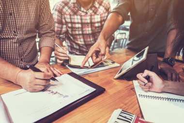 fikirleri tartışmak ve kar Özeti hakkında planlama iş takım