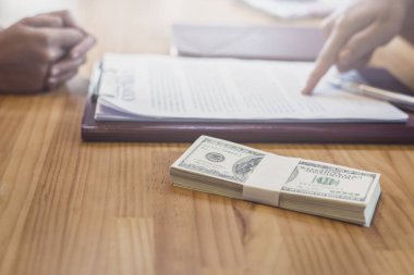 Yatırımcılar para yatırımcıların banka ile sigorta iş almak, işadamı almak para kavramı, yatırım için bir kredi anlaşması için banka müşteri geliyor