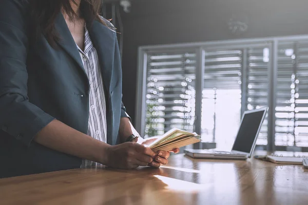 Investoren Bekommen Geld Von Investoren Versicherungsgeschäft Mit Der Bank Geschäftsleute — Stockfoto