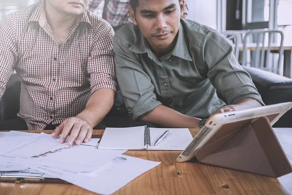 fikirleri tartışmak ve planlama kar Özeti hakkında konuşmak kurumsal