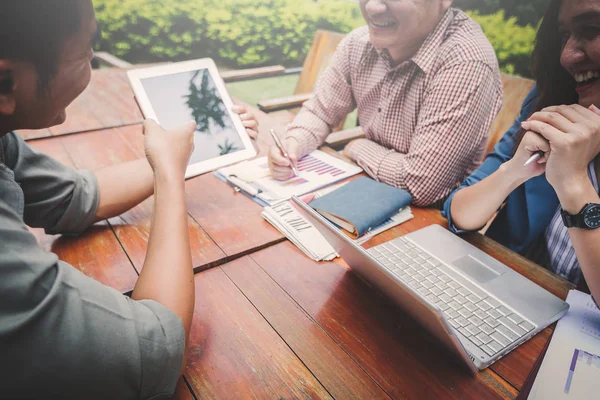 Uomo Affari Che Lavora Alla Negoziazione Firmare Contratto Con Partner — Foto Stock