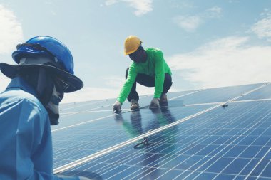 yedek güneş paneli güneş enerjisi Santrali; mühendis ve elektrikçi ekibi swapping tasarım grubunda mühendis ve güneş paneli güneş paneli gerilim dro sonra yüklemek