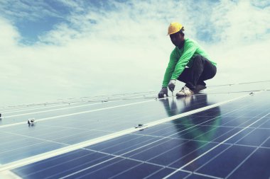 yedek güneş paneli güneş enerjisi Santrali; mühendis ve elektrikçi ekibi swapping tasarım grubunda mühendis ve güneş paneli güneş paneli gerilim dro sonra yüklemek