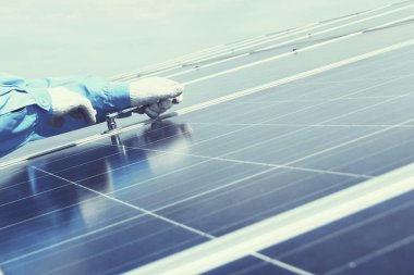 yedek güneş paneli güneş enerjisi Santrali; mühendis ve elektrikçi ekibi swapping tasarım grubunda mühendis ve güneş paneli güneş paneli gerilim dro sonra yüklemek