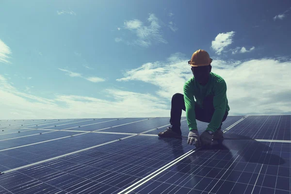 在太阳能发电厂更换太阳能电池板的工程师团队 工程师和电工小组更换和安装太阳能电池板后的太阳能电池板电压 Dro — 图库照片