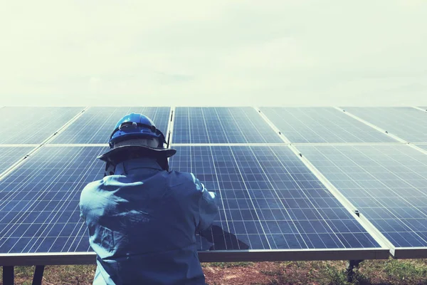 Equipo Ingenieros Que Trabajan Reemplazo Del Panel Solar Planta Energía — Foto de Stock