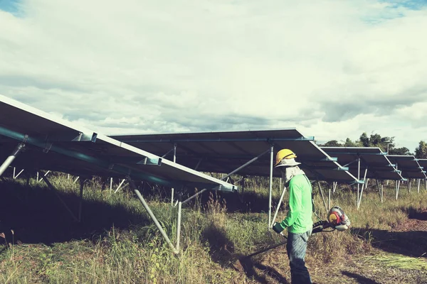 Mano Obra Que Trabaja Limpieza Plantas Solares — Foto de Stock