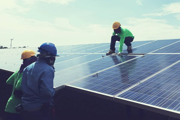 Equipo Ingenieros Que Trabajan Reemplazo Del Panel Solar Planta Energía —  Fotos de Stock