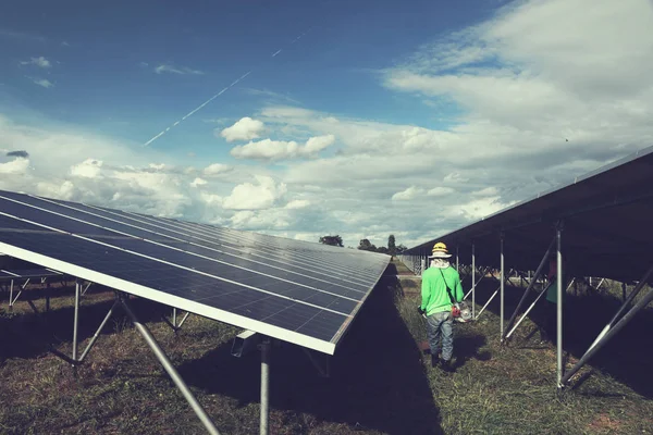 Labor Working Cleaning Solar Power Plant — Stock Photo, Image