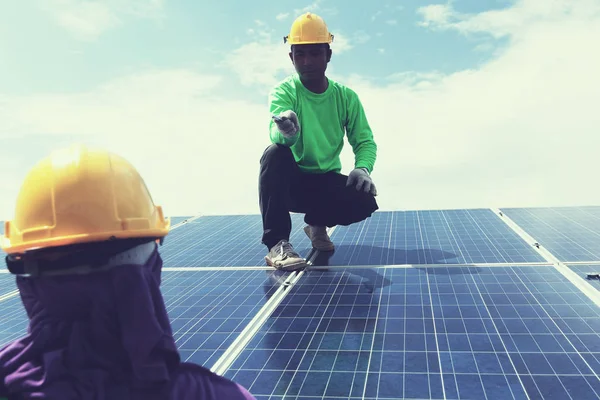 Equipo Ingenieros Que Trabajan Reemplazo Del Panel Solar Planta Energía — Foto de Stock