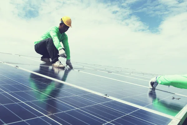 Equipo Ingenieros Que Trabajan Reemplazo Del Panel Solar Planta Energía — Foto de Stock