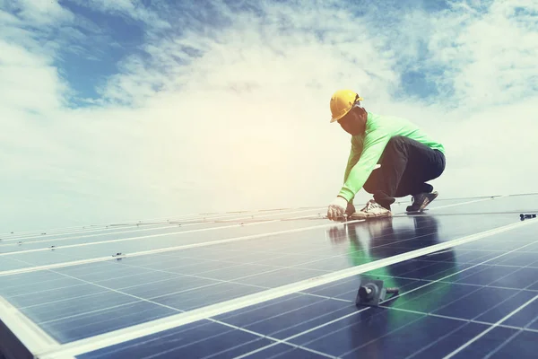 Equipo Ingenieros Que Trabajan Reemplazo Del Panel Solar Planta Energía — Foto de Stock