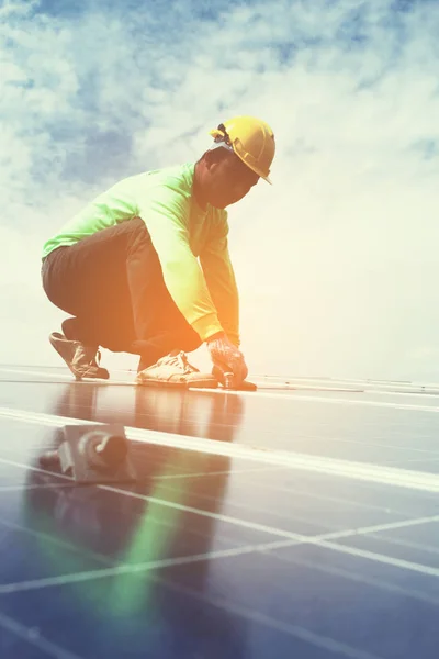 Equipo Ingenieros Que Trabajan Reemplazo Del Panel Solar Planta Energía — Foto de Stock