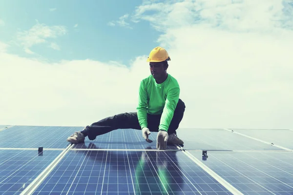 Engineer Team Working Replacement Solar Panel Solar Power Plant Engineer — Stock Photo, Image