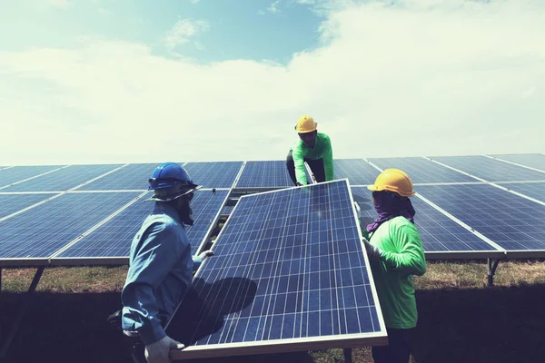 Engineer Team Working Replacement Solar Panel Solar Power Plant Engineer — Stock Photo, Image
