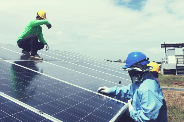 Equipo Ingenieros Que Trabajan Reemplazo Del Panel Solar Planta Energía — Foto de Stock