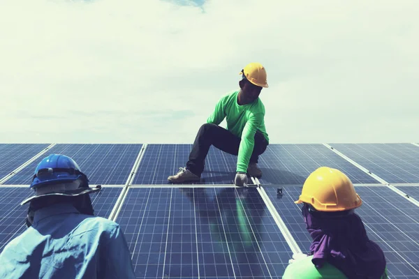 Équipe Ingénieurs Travaillant Sur Panneau Solaire Remplacement Dans Centrale Solaire — Photo