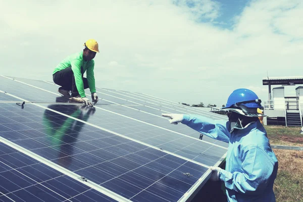 Team Ingegneri Che Lavorano Sulla Sostituzione Del Pannello Solare Nella — Foto Stock