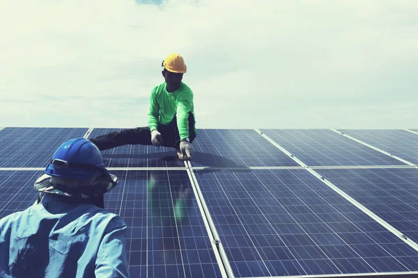 Equipo Ingenieros Que Trabajan Reemplazo Del Panel Solar Planta Energía — Foto de Stock