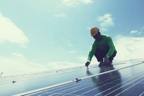 Equipo Ingenieros Que Trabajan Reemplazo Del Panel Solar Planta Energía — Foto de Stock