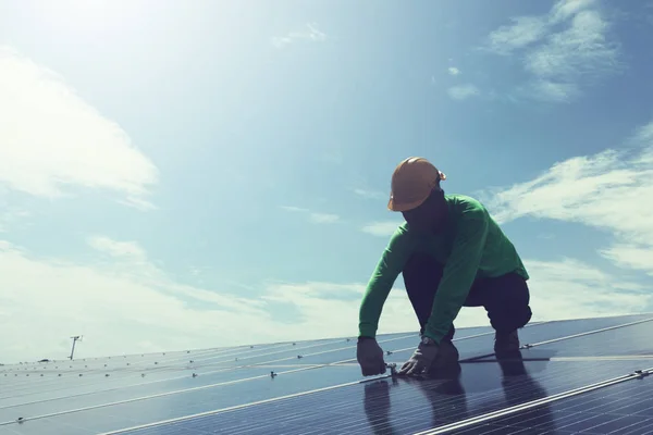 Equipo Ingenieros Que Trabajan Reemplazo Del Panel Solar Planta Energía — Foto de Stock