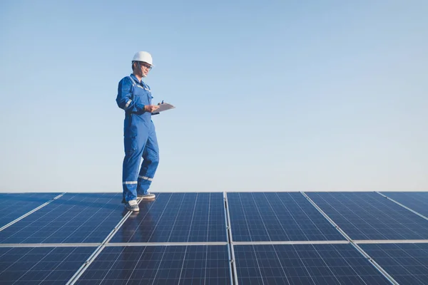 Technici Provozu Zkontrolujte Generování Energie Solární Elektrárny Solární Střecha — Stock fotografie