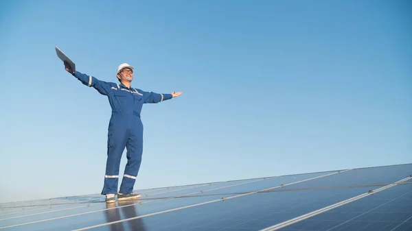 Operación Mantenimiento Planta Energía Solar Equipo Ingeniería Que Trabaja Control — Foto de Stock