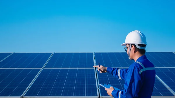 Operación Mantenimiento Planta Energía Solar Equipo Ingeniería Que Trabaja Control — Foto de Stock