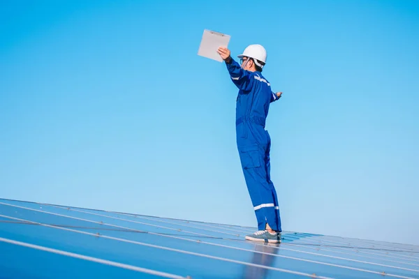 Ingenieros Que Operan Comprueban Generación Energía Planta Energía Solar Azotea — Foto de Stock