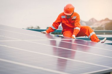 Güneş enerjisi santralinde mühendislik güneş paneli yükleme üzerinde çalışıyor 