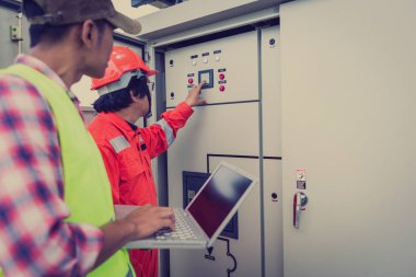 Mühendislik veya Elektrisyen holdıng ve kontrol etmek için laptop 