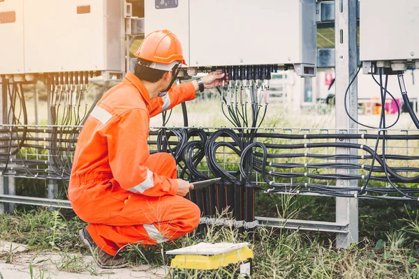 Inženýr nebo elektrikář držící přenosný počítač pro kontrolu a kontrolu — Stock fotografie