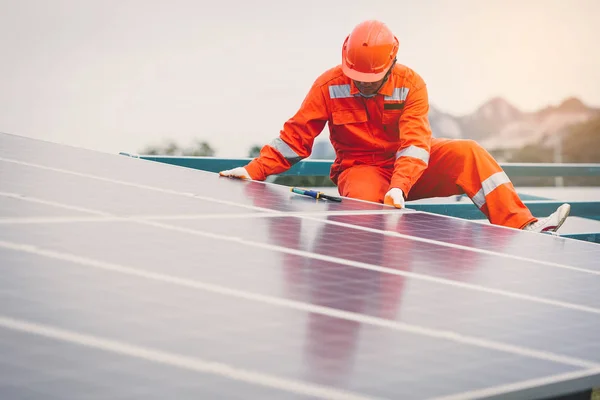 Ingeniero en planta de energía solar que trabaja en la instalación de panel solar — Foto de Stock